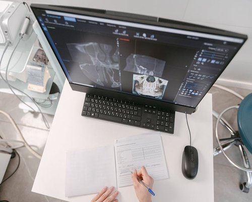 A clean administrative desk setup with written reference notes on comfortable screen usage guidelines
